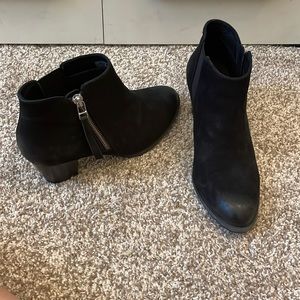 Vionic black bootie size 7.5, only worn a couple of times!